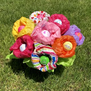 TheInspiredHome.org // It's always hard to buy for women, especially female golfers. Make this simple DIY golf gift for women featuring a beautiful "bouquet" of golf balls.