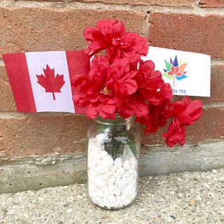 TheInspiredHome.org // Two beautiful Canada Day centerpiece crafts to spruce up your party. Using mason jars and a few dollar store items, everyone will be sure to notice!